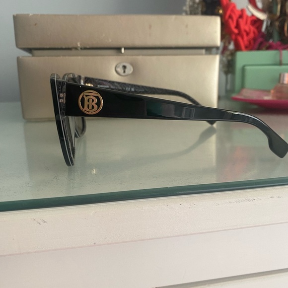 Polarized Burberry Black Sunglasses - Picture 6 of 7